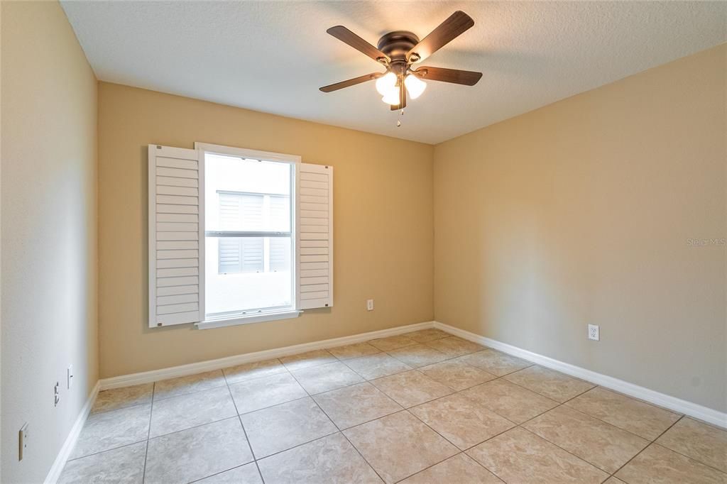 合同活跃: $480,000 (4 贝兹, 3 浴室, 2033 平方英尺)