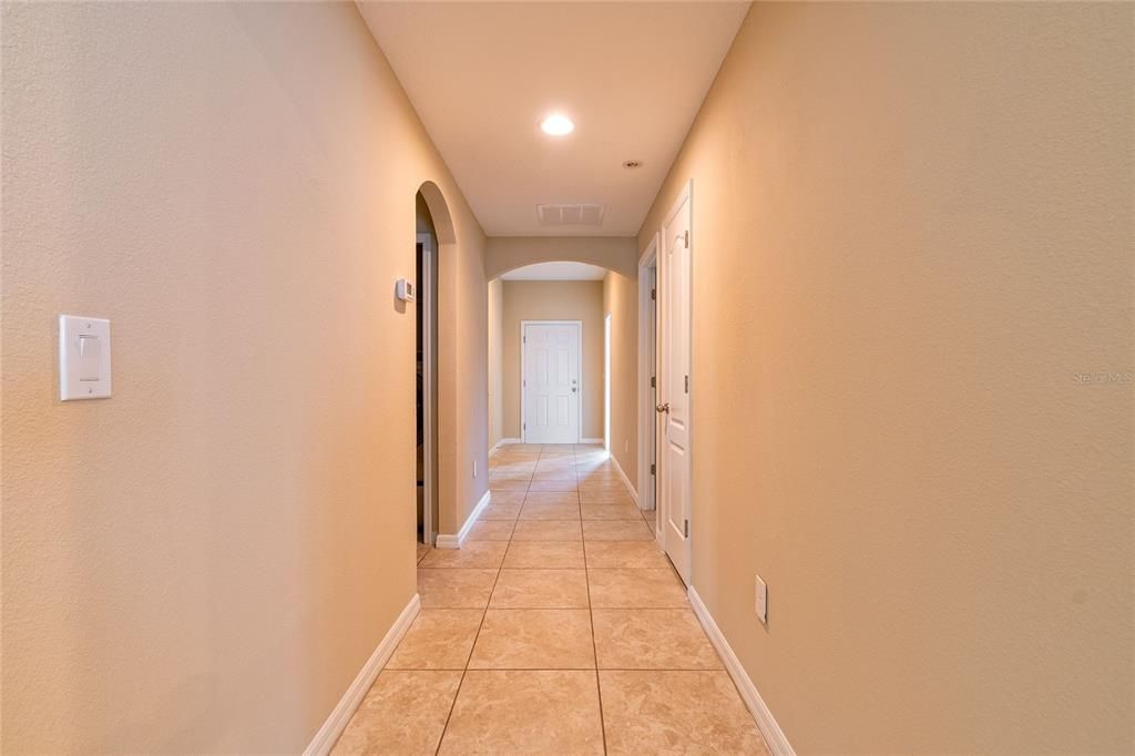 合同活跃: $480,000 (4 贝兹, 3 浴室, 2033 平方英尺)