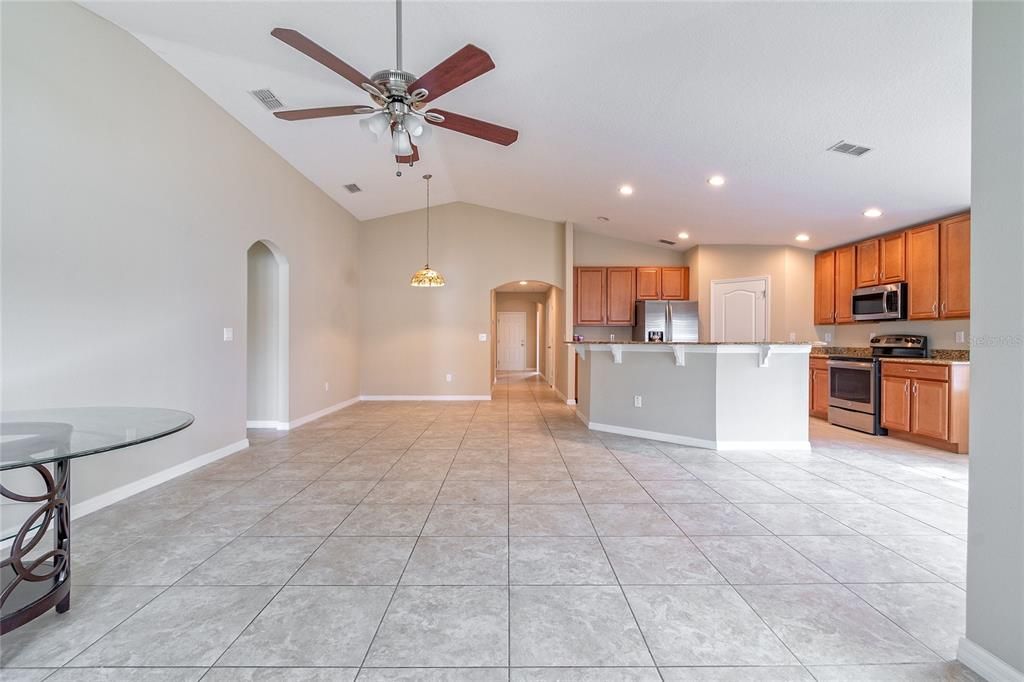 合同活跃: $480,000 (4 贝兹, 3 浴室, 2033 平方英尺)