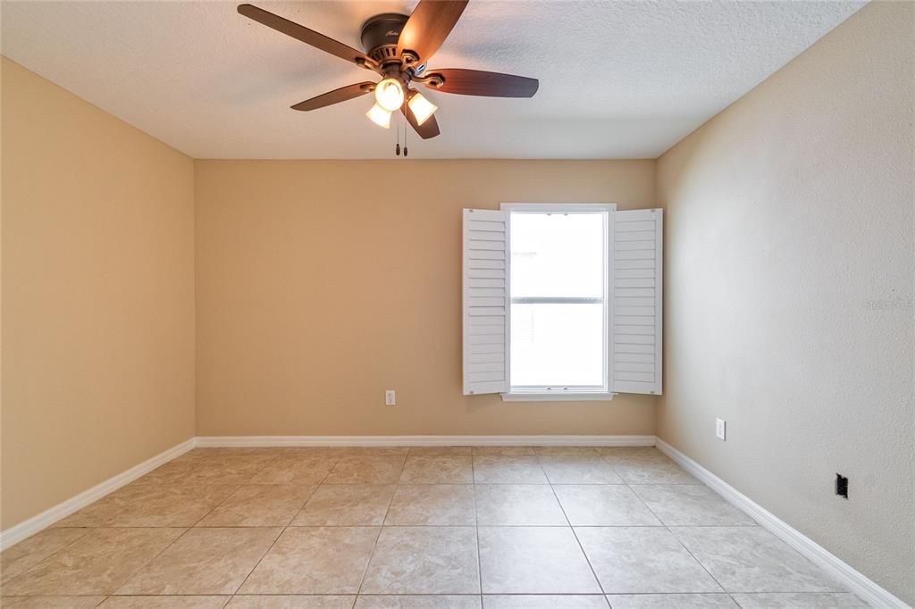 合同活跃: $480,000 (4 贝兹, 3 浴室, 2033 平方英尺)