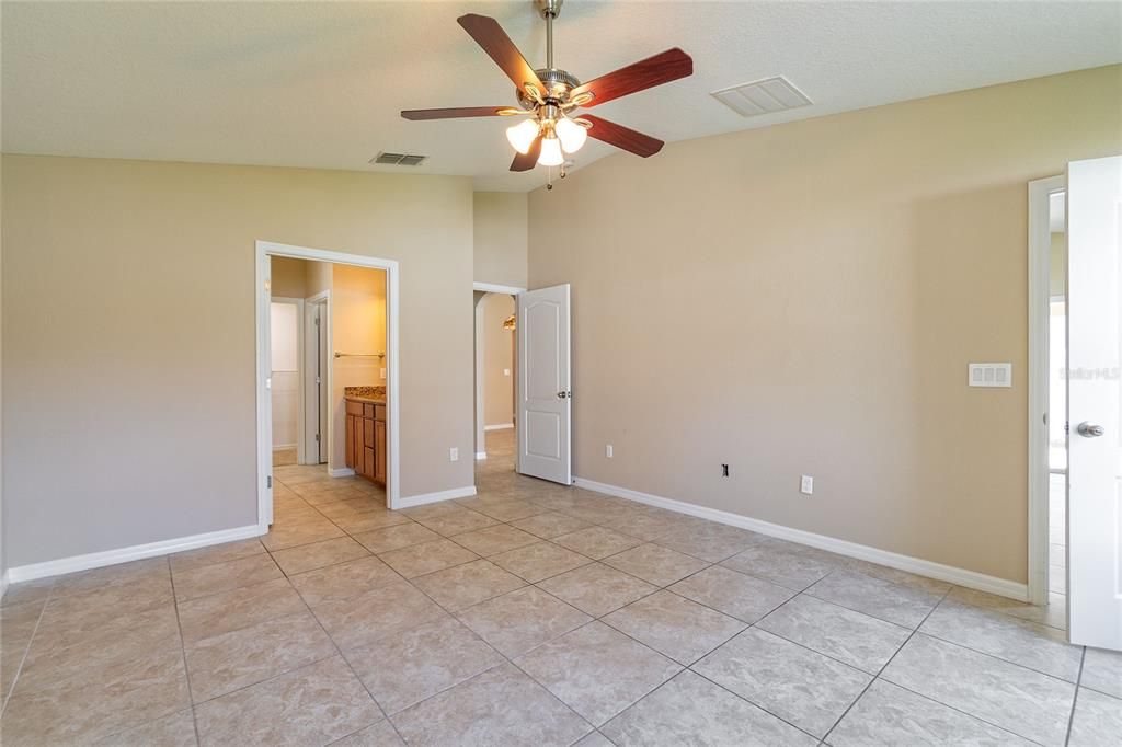 合同活跃: $480,000 (4 贝兹, 3 浴室, 2033 平方英尺)