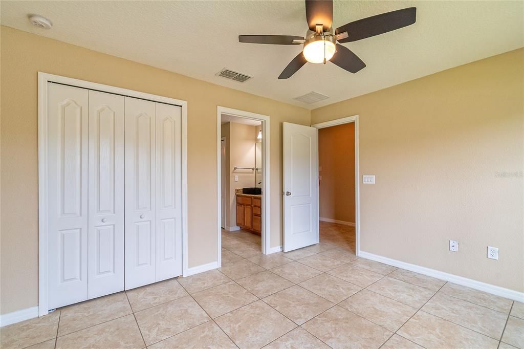 合同活跃: $480,000 (4 贝兹, 3 浴室, 2033 平方英尺)