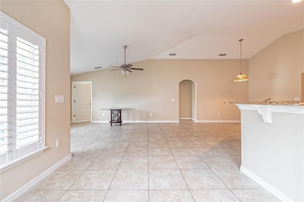 合同活跃: $480,000 (4 贝兹, 3 浴室, 2033 平方英尺)