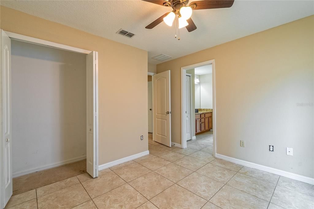 合同活跃: $480,000 (4 贝兹, 3 浴室, 2033 平方英尺)