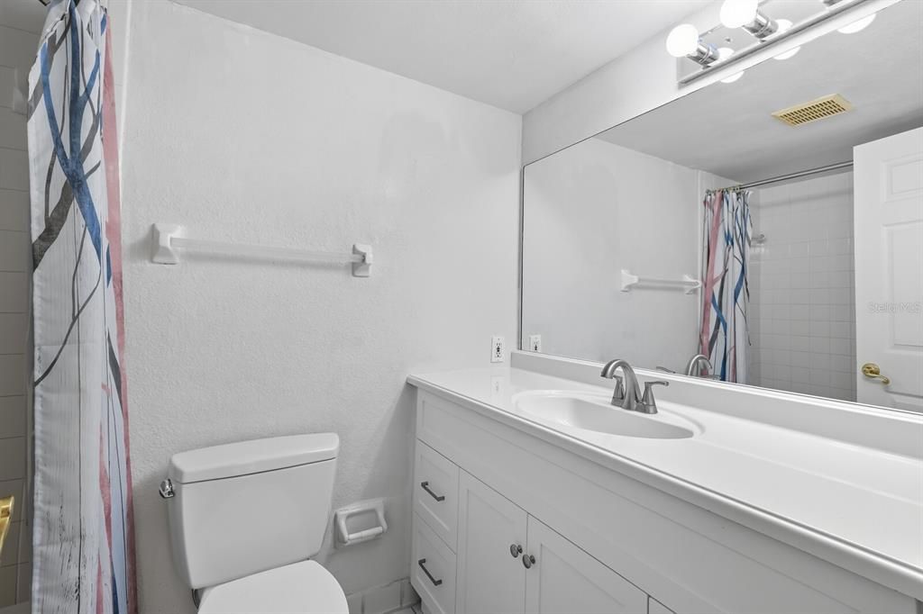 合同活跃: $175,000 (2 贝兹, 2 浴室, 982 平方英尺)