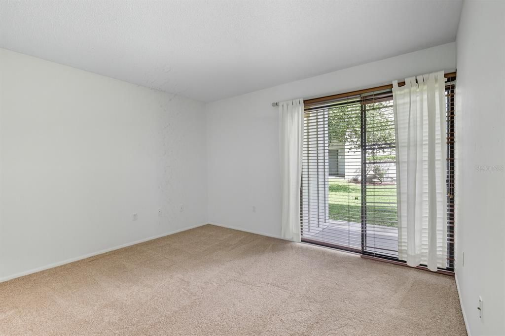 合同活跃: $175,000 (2 贝兹, 2 浴室, 982 平方英尺)