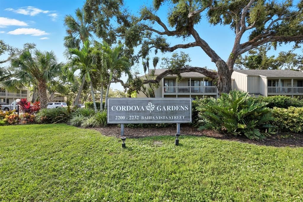 合同活跃: $175,000 (2 贝兹, 2 浴室, 982 平方英尺)