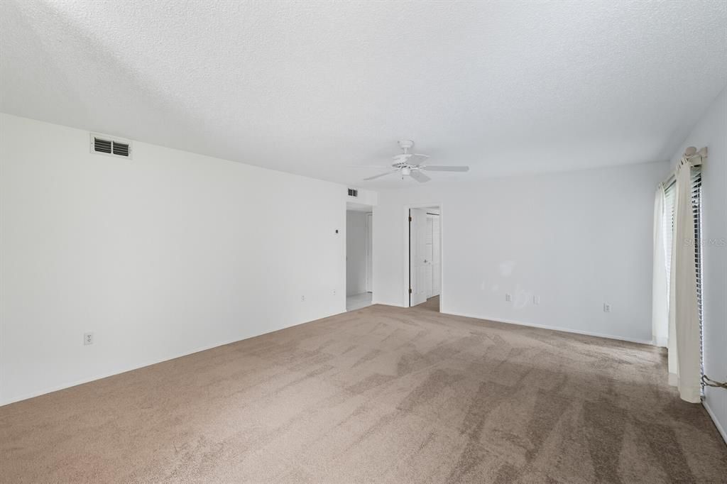 合同活跃: $175,000 (2 贝兹, 2 浴室, 982 平方英尺)