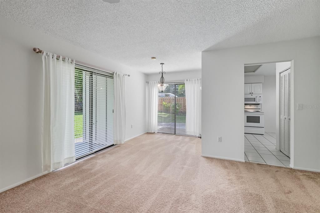 合同活跃: $175,000 (2 贝兹, 2 浴室, 982 平方英尺)