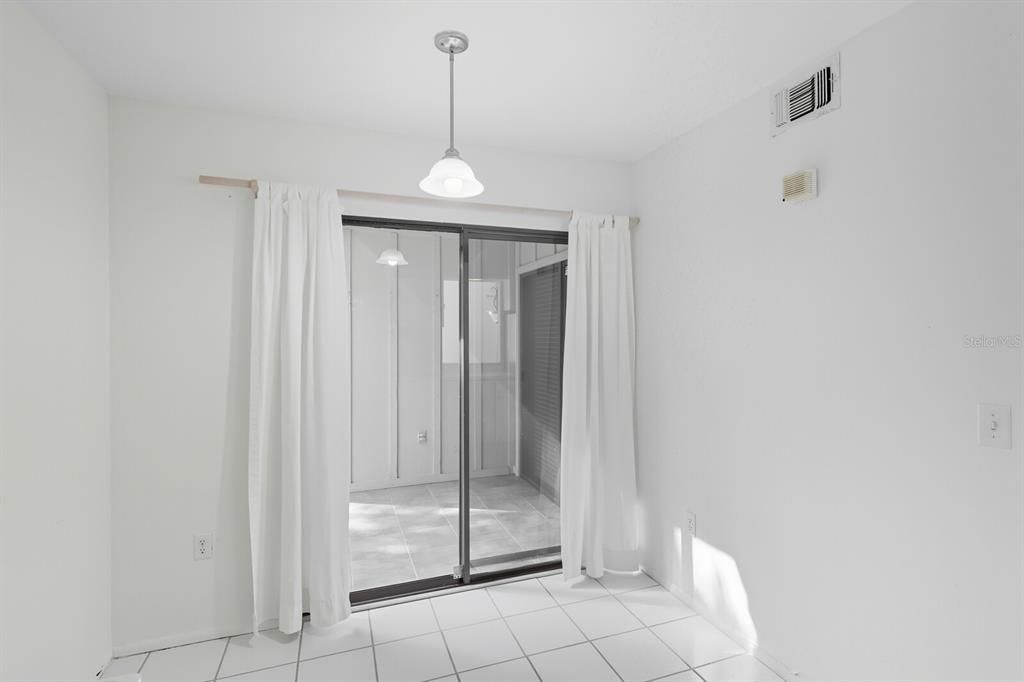 合同活跃: $175,000 (2 贝兹, 2 浴室, 982 平方英尺)