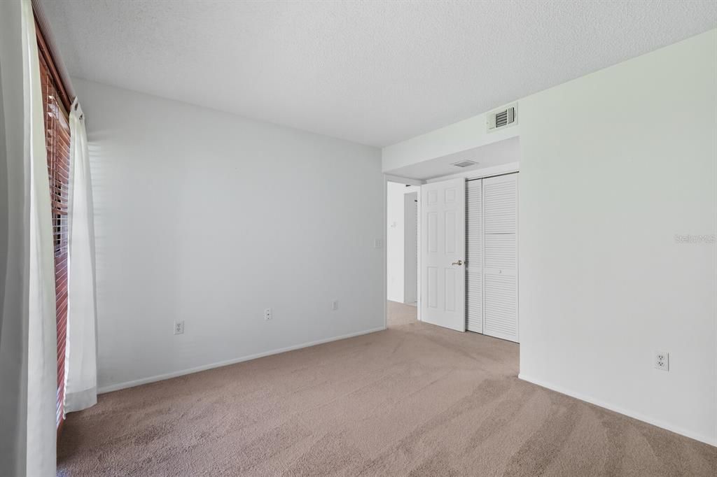 合同活跃: $175,000 (2 贝兹, 2 浴室, 982 平方英尺)