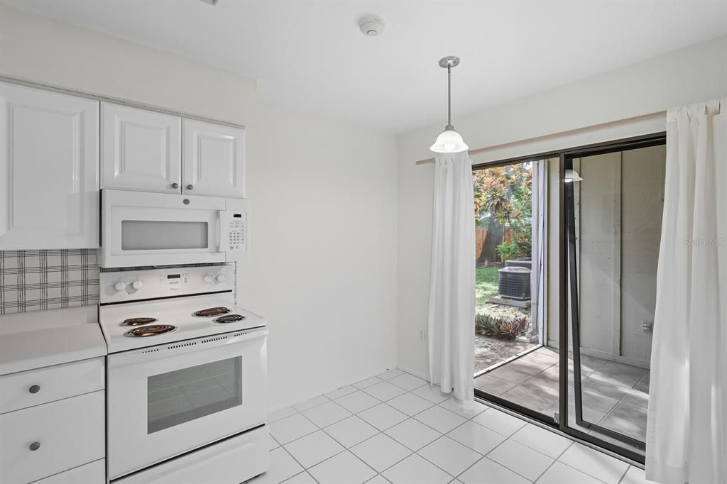 合同活跃: $175,000 (2 贝兹, 2 浴室, 982 平方英尺)