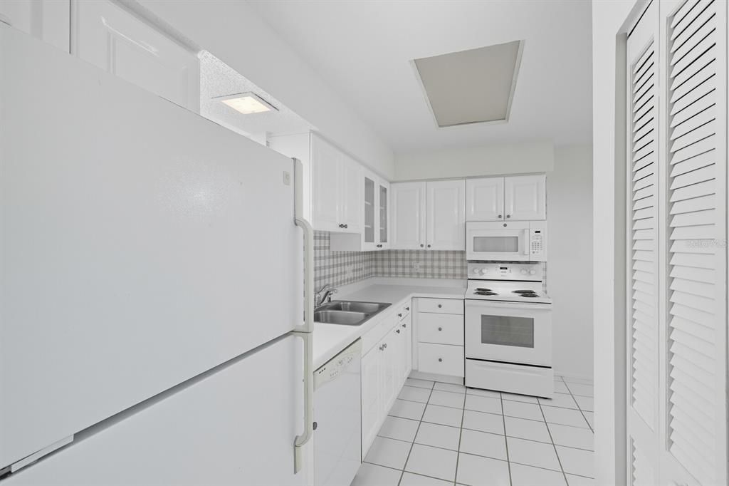 合同活跃: $175,000 (2 贝兹, 2 浴室, 982 平方英尺)