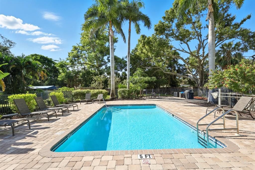 合同活跃: $175,000 (2 贝兹, 2 浴室, 982 平方英尺)