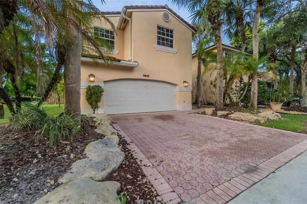 Active With Contract: $544,900 (3 beds, 2 baths, 2286 Square Feet)