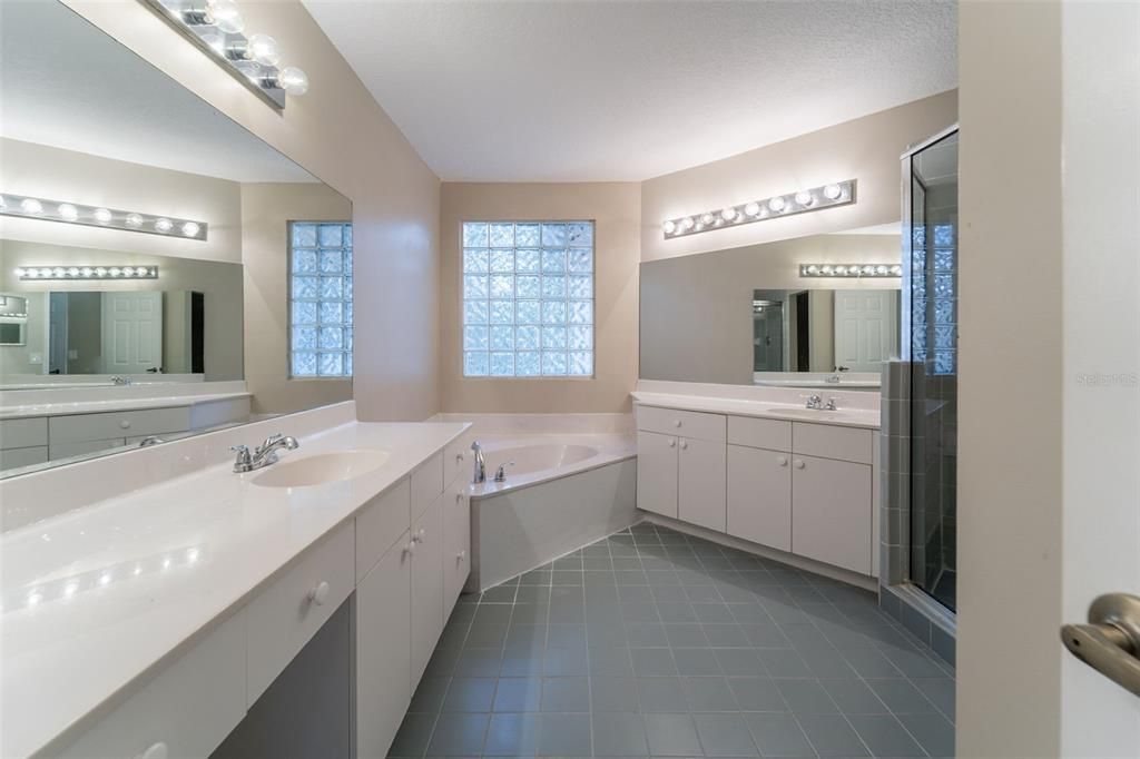 Active With Contract: $544,900 (3 beds, 2 baths, 2286 Square Feet)