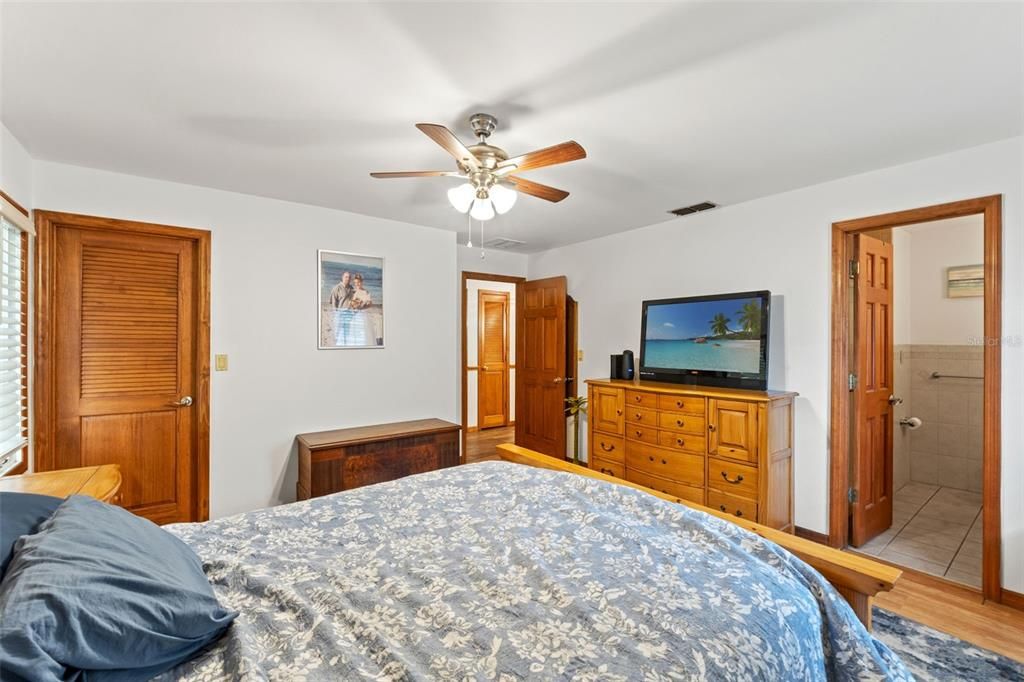 Activo con contrato: $379,500 (4 camas, 3 baños, 2317 Pies cuadrados)