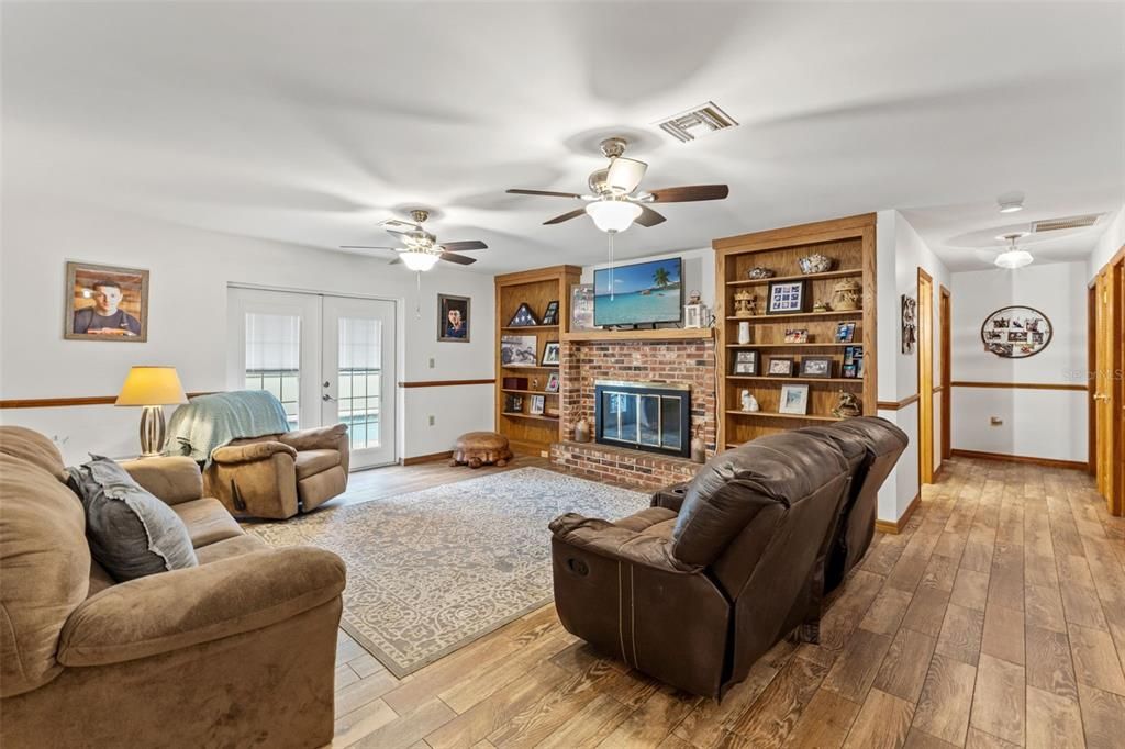 Activo con contrato: $379,500 (4 camas, 3 baños, 2317 Pies cuadrados)