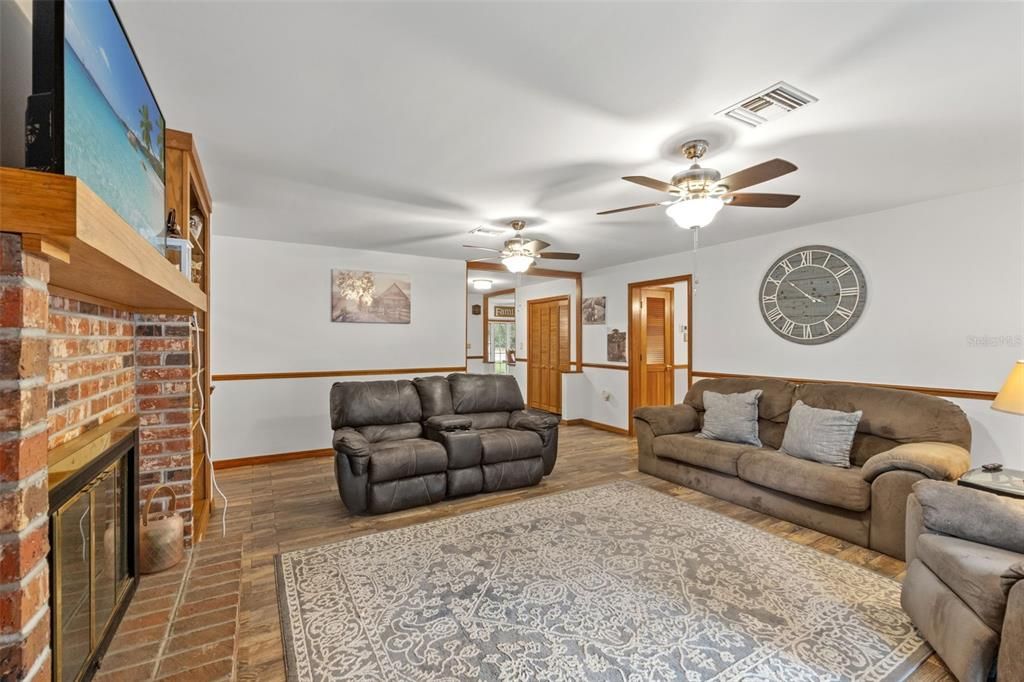 Activo con contrato: $379,500 (4 camas, 3 baños, 2317 Pies cuadrados)