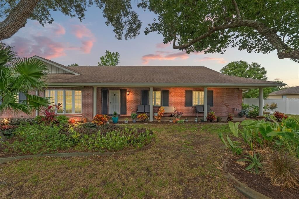 Activo con contrato: $379,500 (4 camas, 3 baños, 2317 Pies cuadrados)