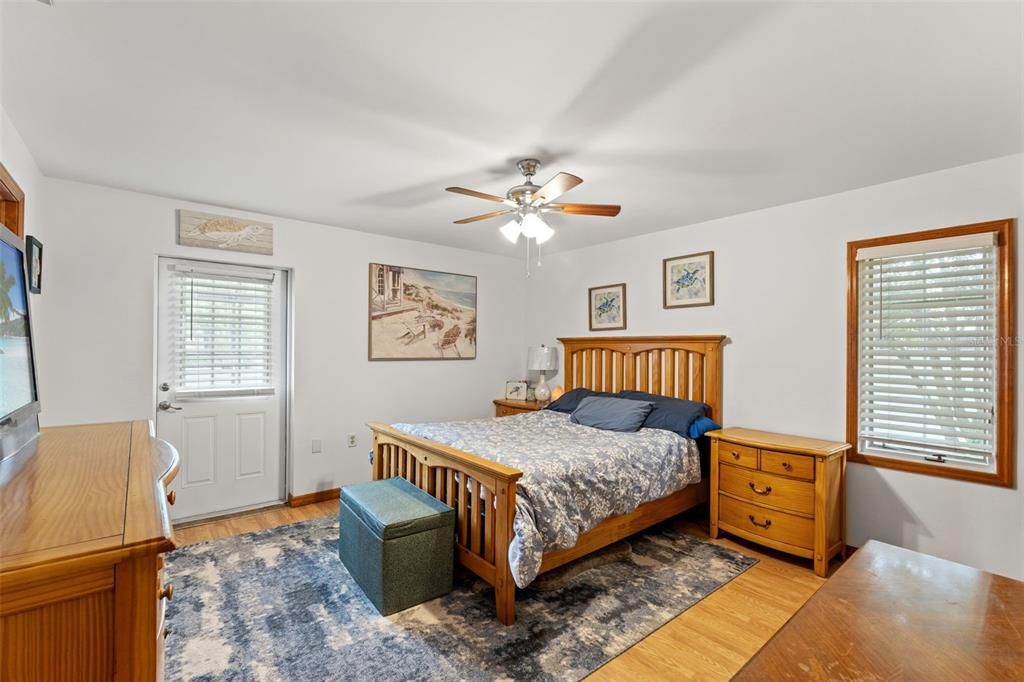 Activo con contrato: $379,500 (4 camas, 3 baños, 2317 Pies cuadrados)