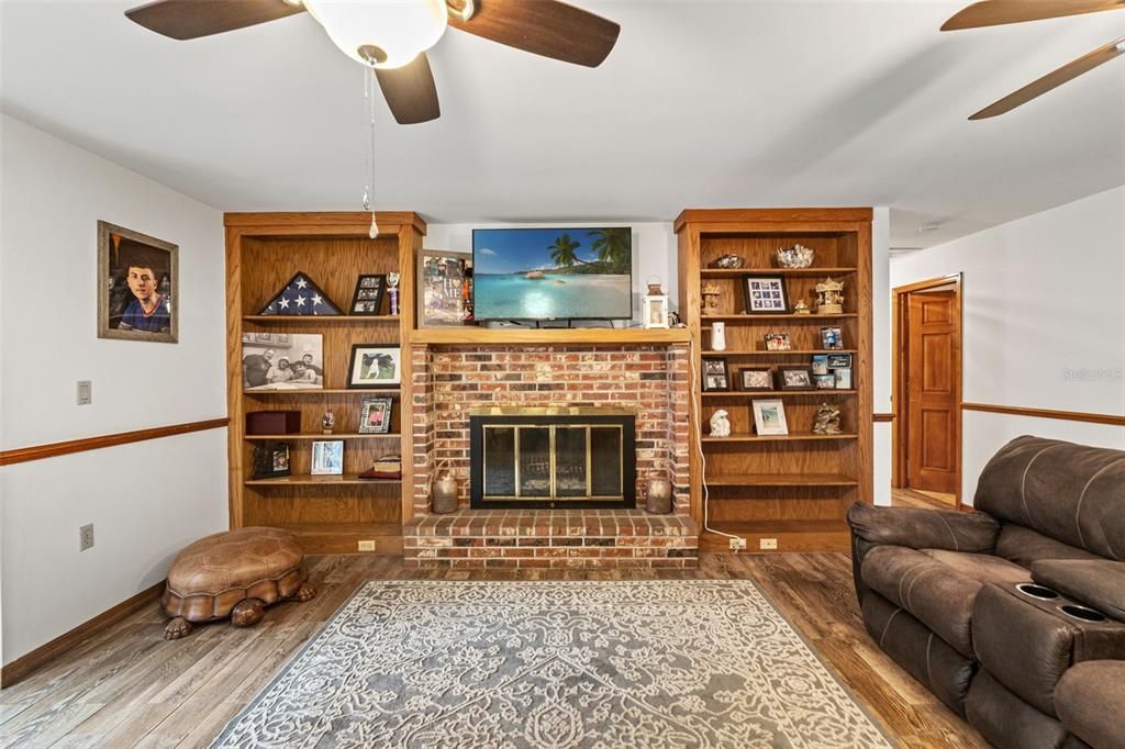 Activo con contrato: $379,500 (4 camas, 3 baños, 2317 Pies cuadrados)