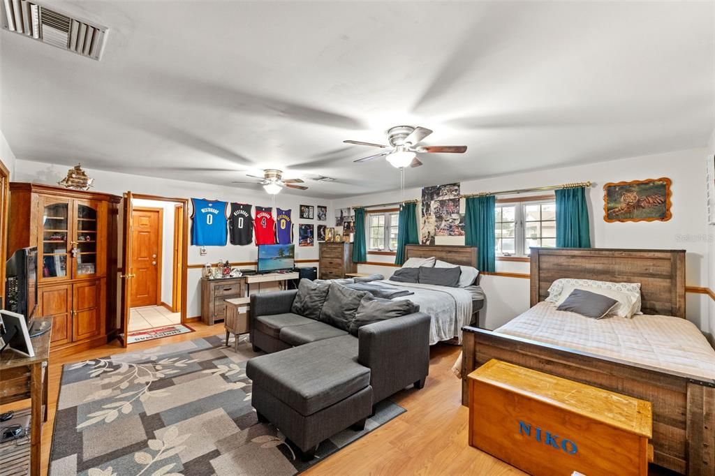 Activo con contrato: $379,500 (4 camas, 3 baños, 2317 Pies cuadrados)