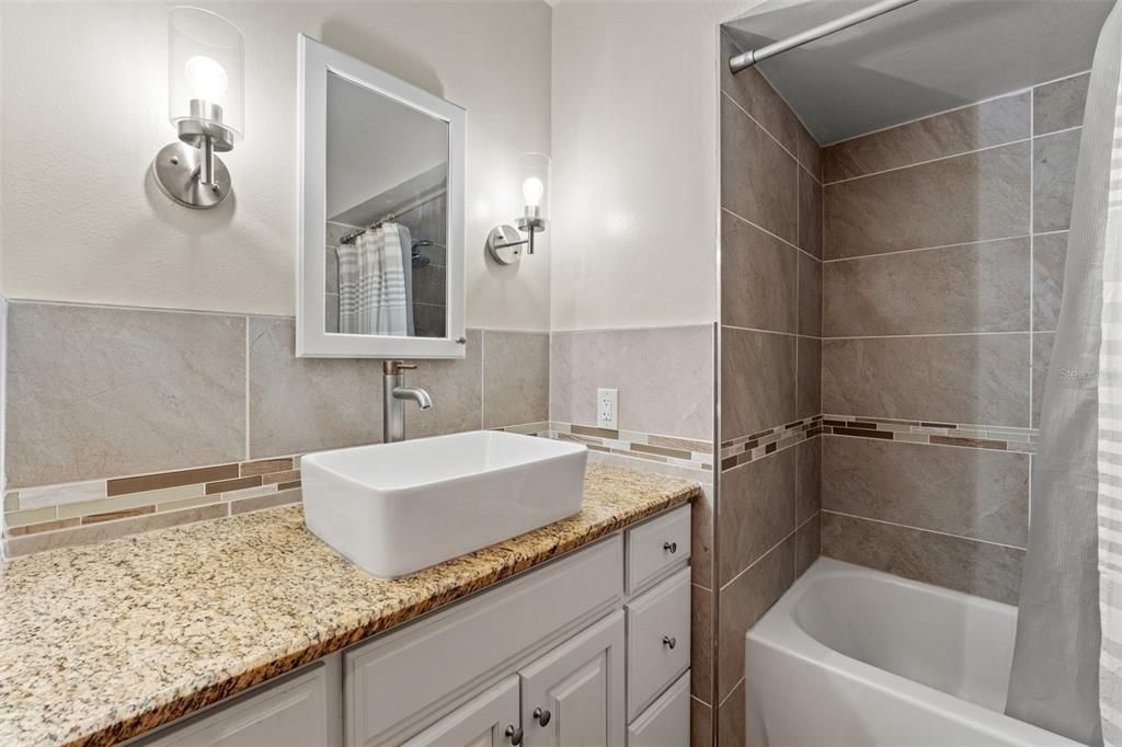 Activo con contrato: $379,500 (4 camas, 3 baños, 2317 Pies cuadrados)