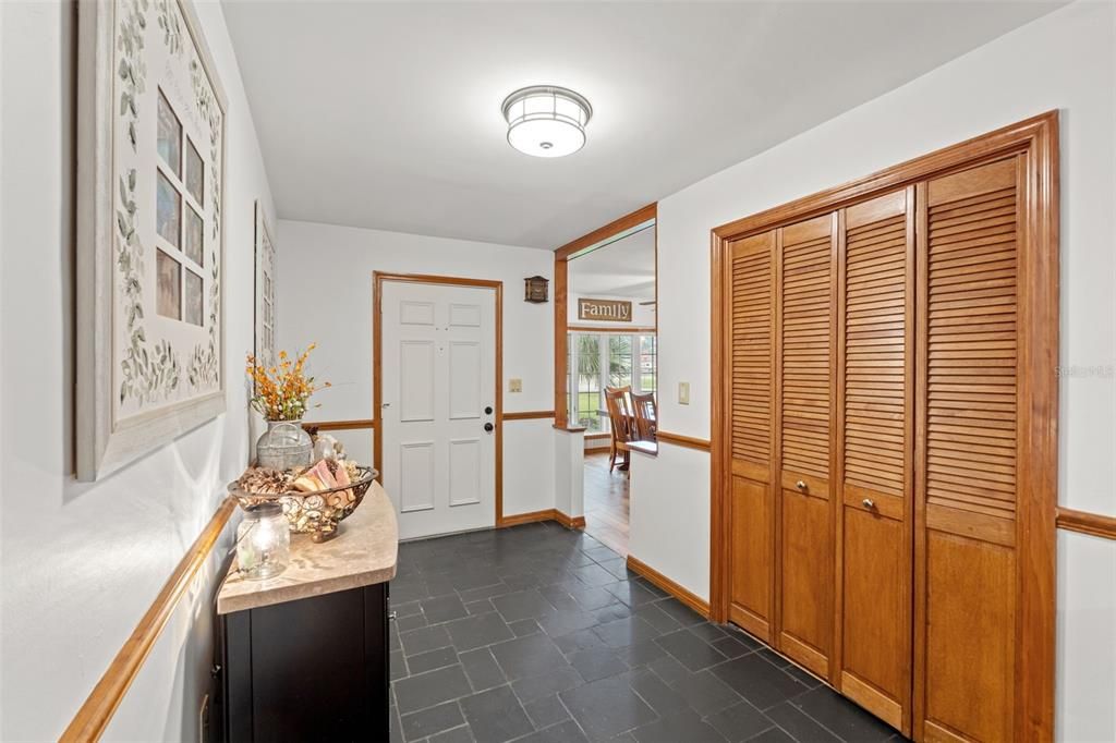 Activo con contrato: $379,500 (4 camas, 3 baños, 2317 Pies cuadrados)