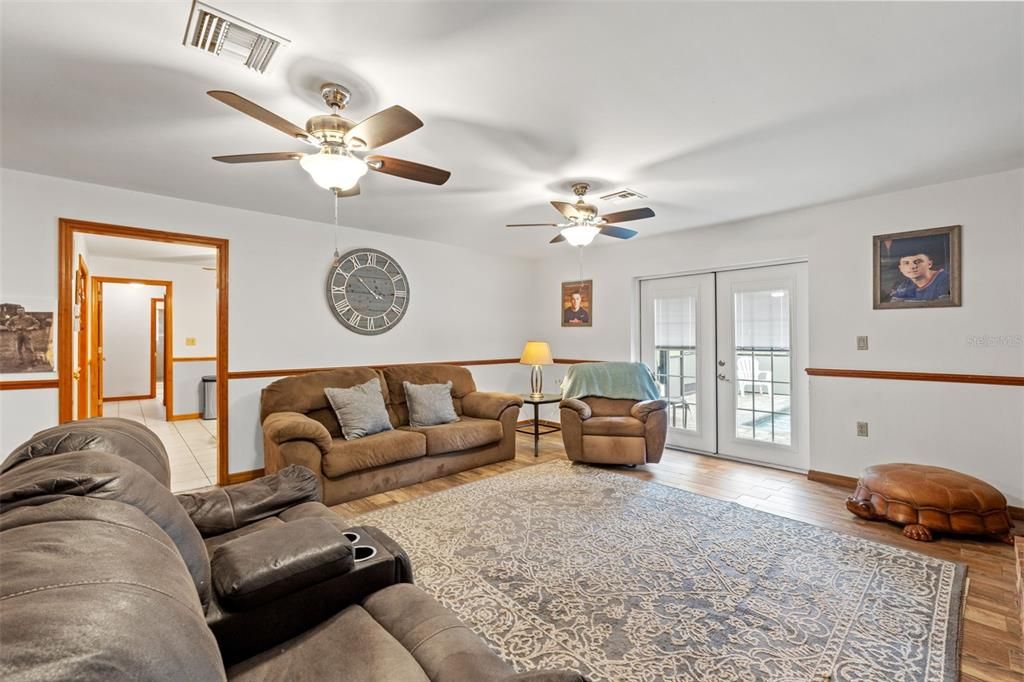 Activo con contrato: $379,500 (4 camas, 3 baños, 2317 Pies cuadrados)