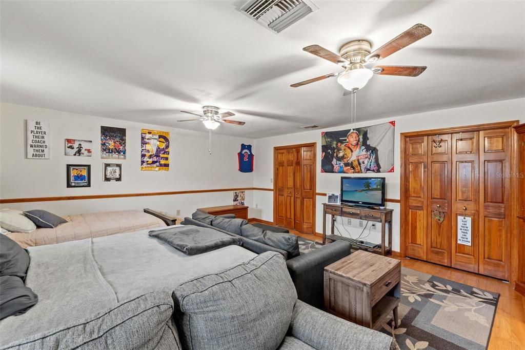 Activo con contrato: $379,500 (4 camas, 3 baños, 2317 Pies cuadrados)