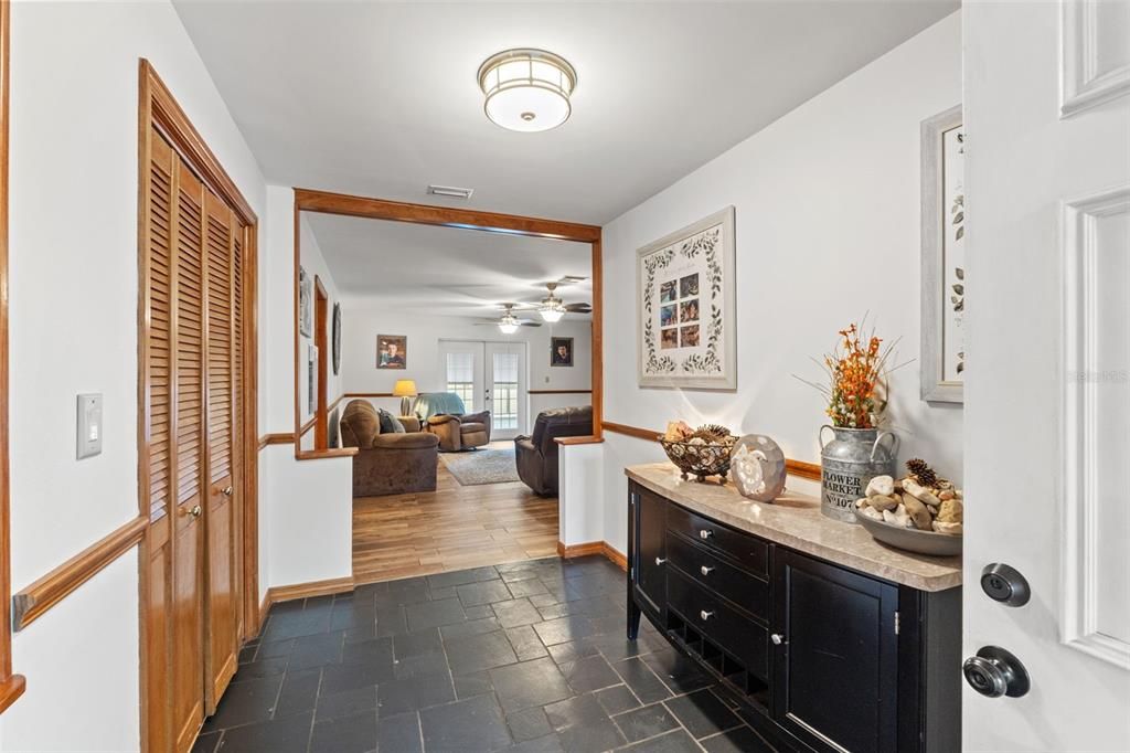 Activo con contrato: $379,500 (4 camas, 3 baños, 2317 Pies cuadrados)