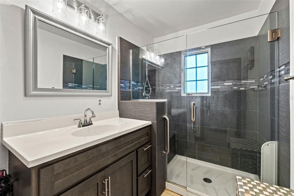 Activo con contrato: $379,500 (4 camas, 3 baños, 2317 Pies cuadrados)