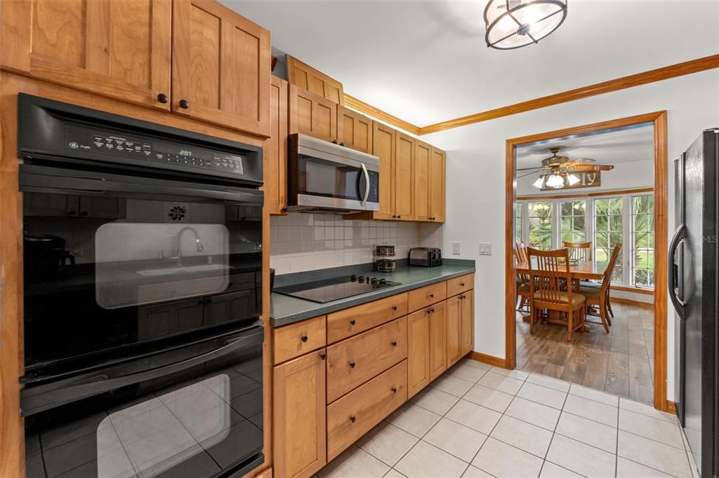 Activo con contrato: $379,500 (4 camas, 3 baños, 2317 Pies cuadrados)