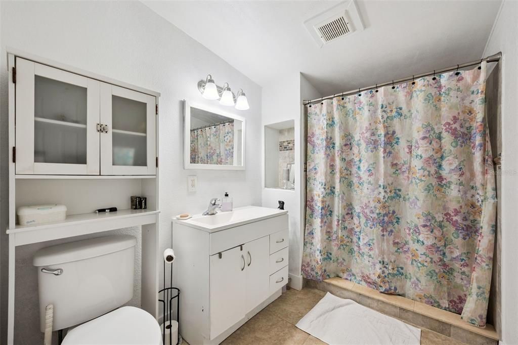 Activo con contrato: $250,000 (3 camas, 2 baños, 1560 Pies cuadrados)