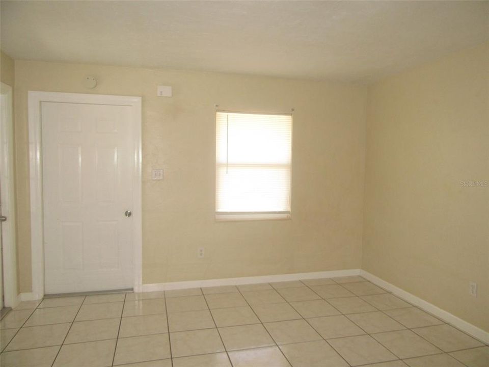 На продажу: $149,900 (2 спален, 1 ванн, 616 Квадратных фут)