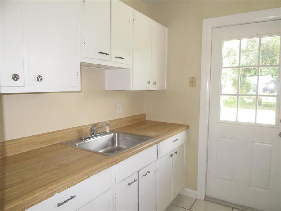 На продажу: $149,900 (2 спален, 1 ванн, 616 Квадратных фут)