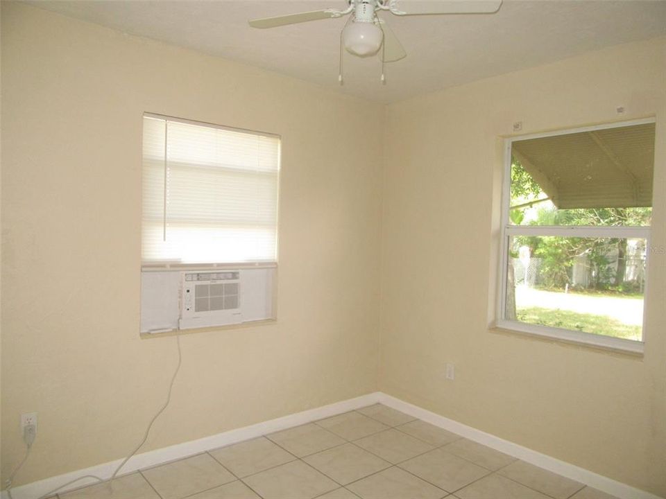 На продажу: $149,900 (2 спален, 1 ванн, 616 Квадратных фут)