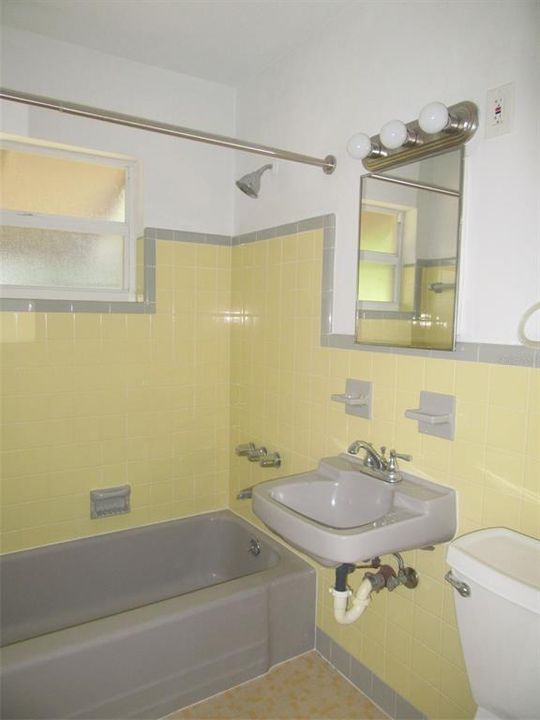 На продажу: $149,900 (2 спален, 1 ванн, 616 Квадратных фут)