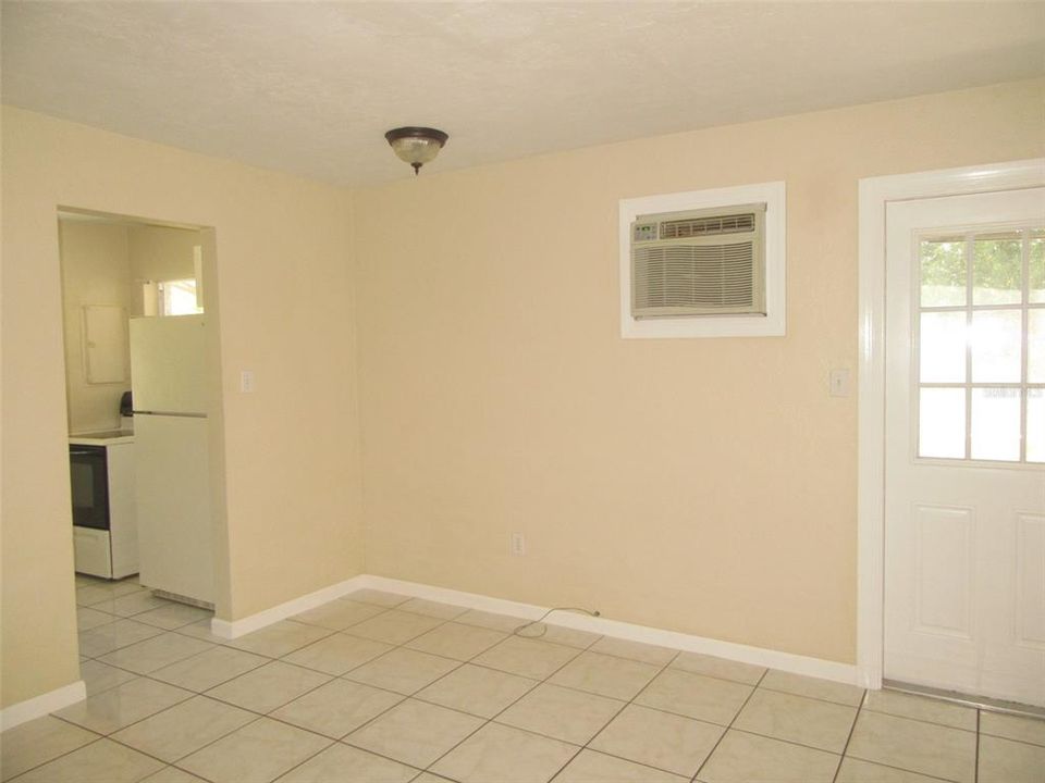 На продажу: $149,900 (2 спален, 1 ванн, 616 Квадратных фут)