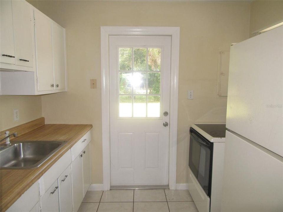 На продажу: $149,900 (2 спален, 1 ванн, 616 Квадратных фут)