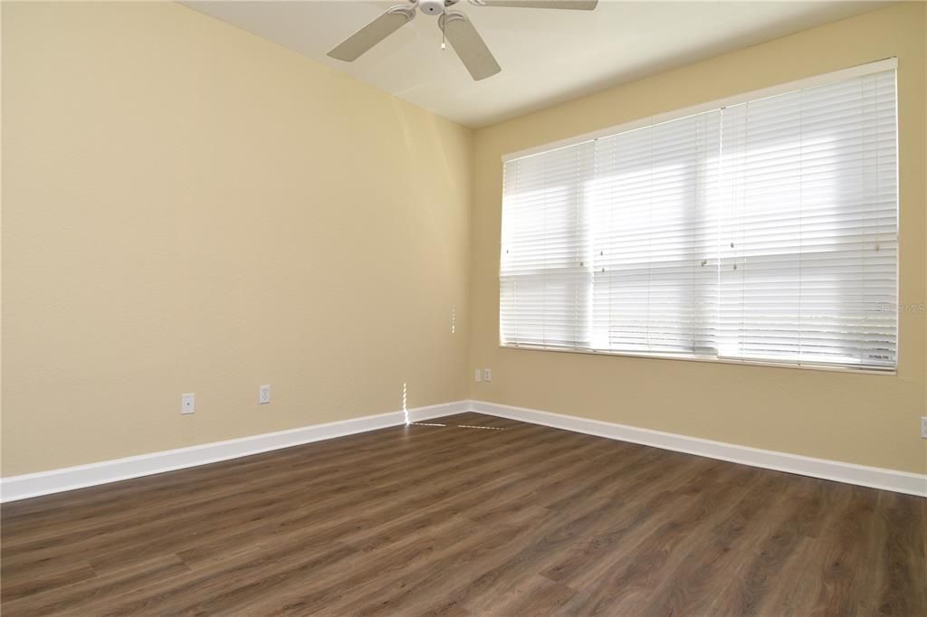 Activo con contrato: $294,000 (3 camas, 2 baños, 1438 Pies cuadrados)