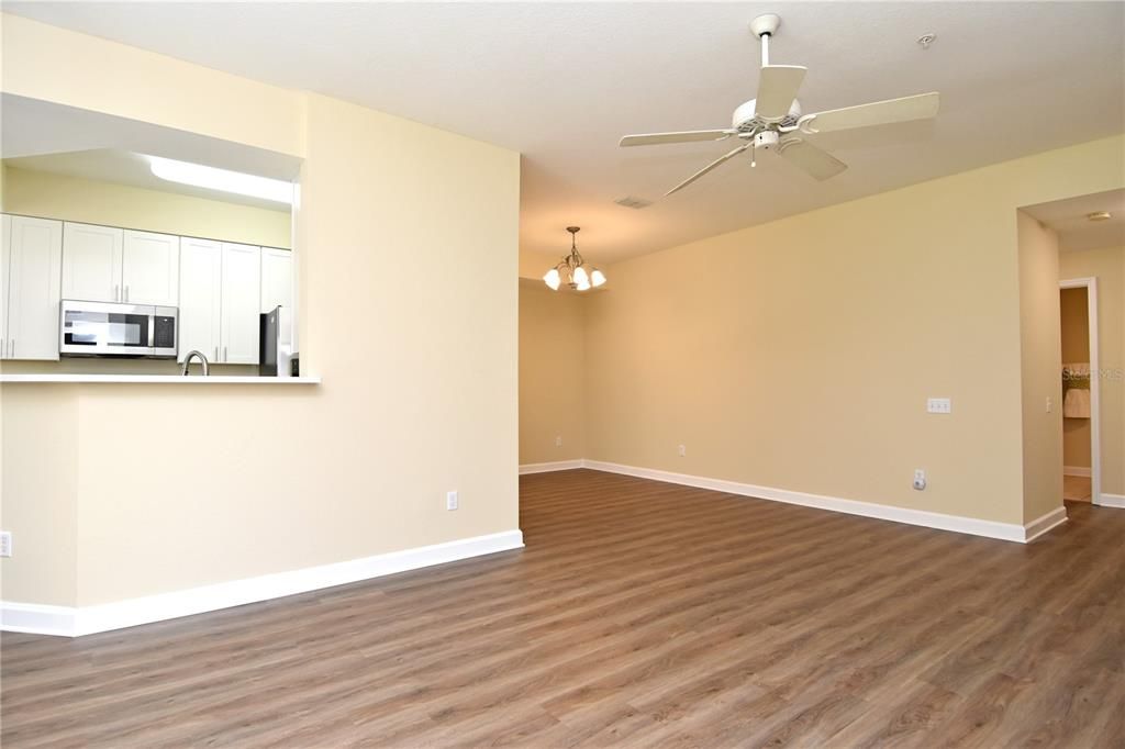 Activo con contrato: $294,000 (3 camas, 2 baños, 1438 Pies cuadrados)