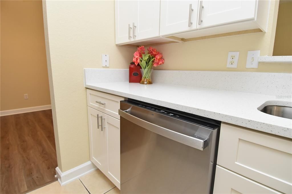 Activo con contrato: $294,000 (3 camas, 2 baños, 1438 Pies cuadrados)