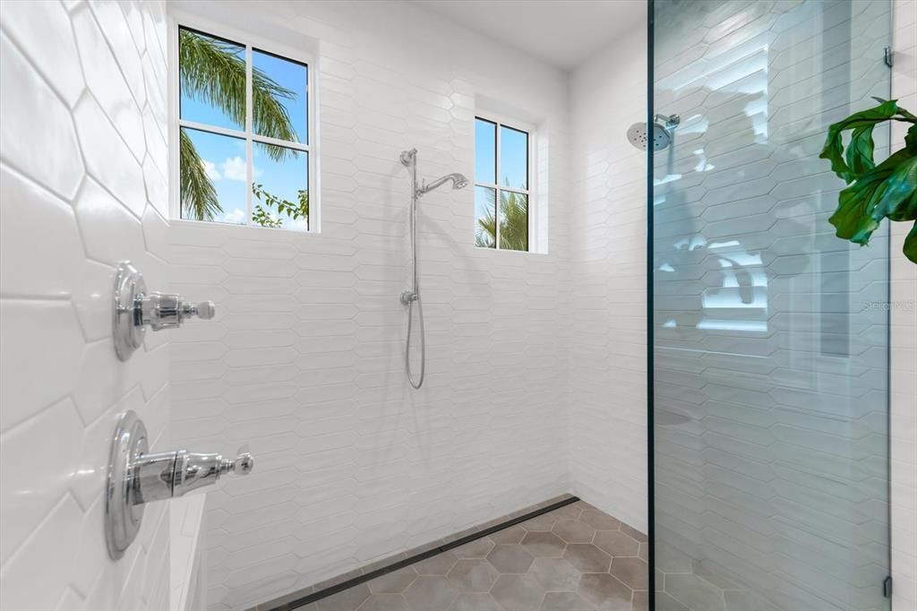 合同活跃: $4,500,000 (4 贝兹, 4 浴室, 4007 平方英尺)