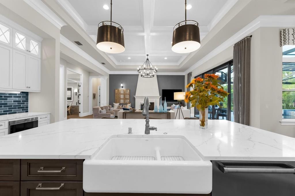 合同活跃: $4,500,000 (4 贝兹, 4 浴室, 4007 平方英尺)