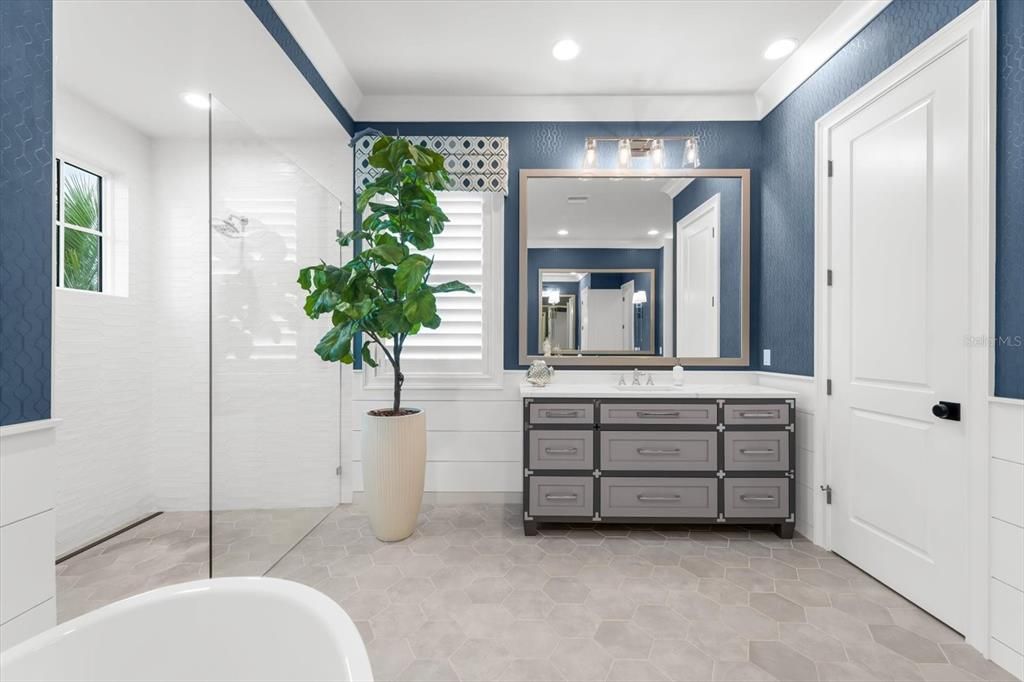 合同活跃: $4,500,000 (4 贝兹, 4 浴室, 4007 平方英尺)