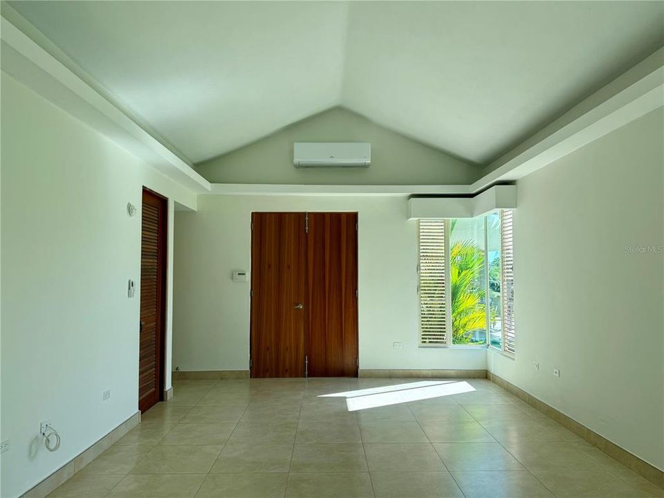 Под контрактом: $1,325,000 (4 спален, 3 ванн, 2900 Квадратных фут)