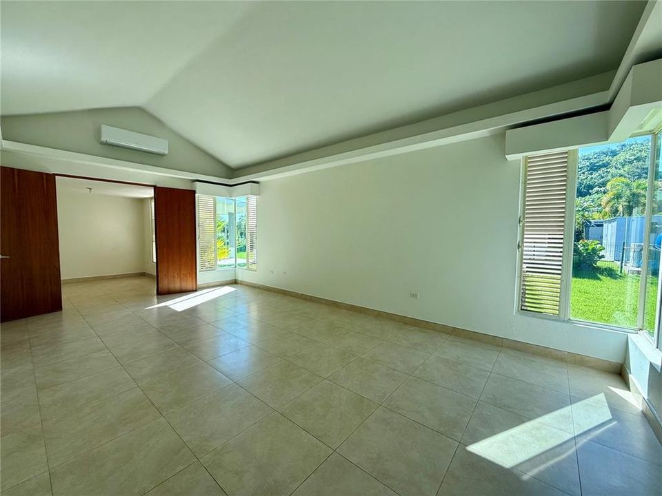 Под контрактом: $1,325,000 (4 спален, 3 ванн, 2900 Квадратных фут)