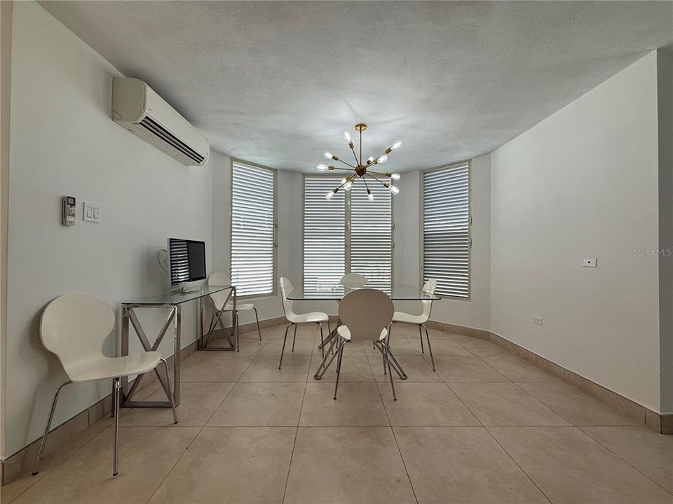 Под контрактом: $1,325,000 (4 спален, 3 ванн, 2900 Квадратных фут)